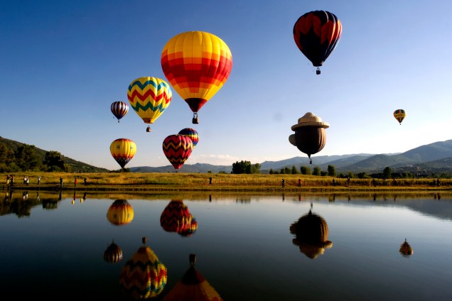 Balões colorem o céu sobre Lago Bald Eagle durante festival anual de balonismo em Steamboat Springs no estado americano do Colorado - 09/07/2017