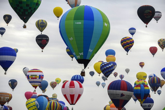 Centenas de balões decolam da base aérea de Chambley-Bussieres, perto de Hageville, no leste da França, na tentativa de estabelecer o recorde mundial da maior linha com 456 balões durante evento bienal 'Mondial Air Ballons'