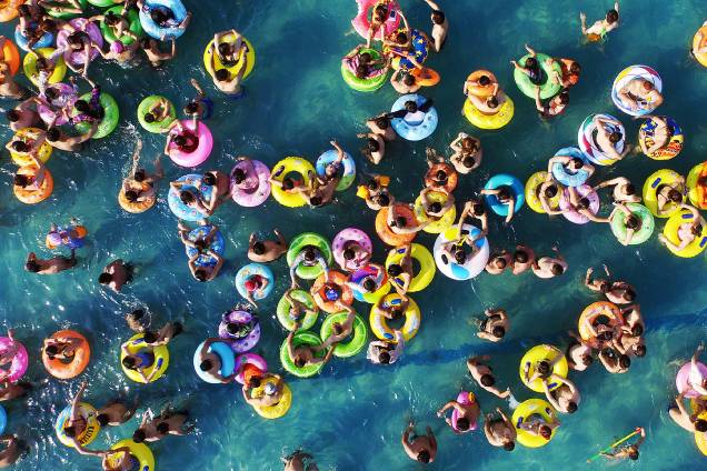 Pessoas se refrescam em uma piscina em Yangzhou, na província chinesa de Jiangsu, devido a forte onda de calor que deve continuar a se expandir pelo país - 12/07/2017 Pessoas se refrescam em uma piscina em Yangzhou, na província chinesa de Jiangsu, devido a forte onda de calor que deve continuar a se expandir pelo país - 12/07/2017