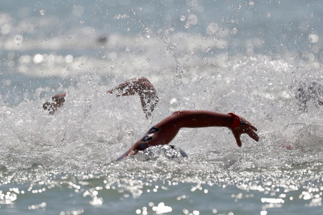 Polonesa Justyna Burska completa prova de maratona aquática durante o Campeonato Mundial de Esportes Aquáticos em Budapeste, na Hungria - 19/07/2017