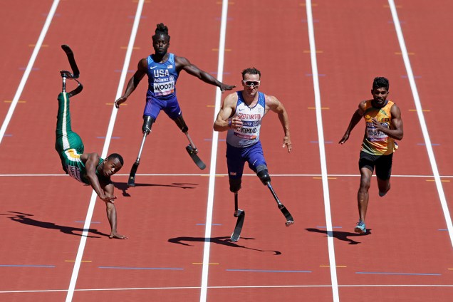 Atleta sulafricano Ntando Mahlangu cai durante prova de 100m rasos, válida pelo Campeonato Mundial de Paratletismo em Londres - 17/07/2017