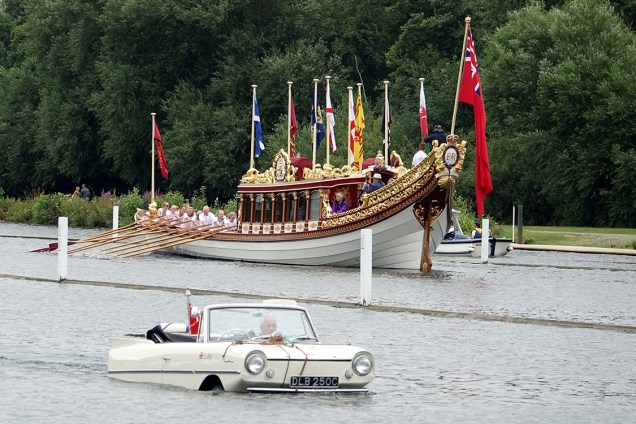 Carro-anfíbio passa pelo barco da Rainha Elizabeth II, durante tradicional festival de barcos que acontece anualmente no Rio Tâmisa - 17/07/2017