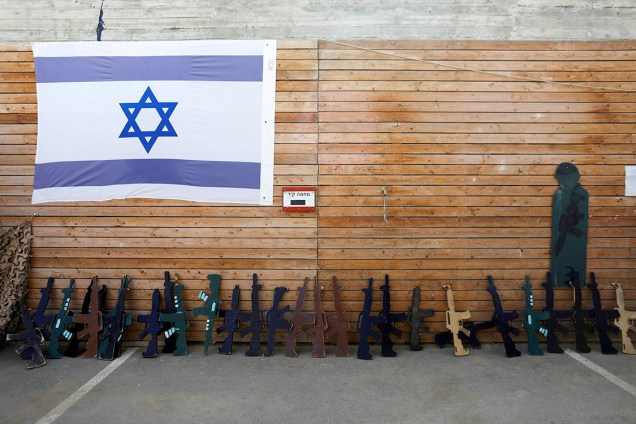 Bandeira de Israel é pendurada ao lado de "arsenal" esculpido em madeira, em um centro de treinamento anti-terrorismo em Jerusalém - 17/07/2017