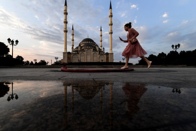Mulher atravessa a mesquita o Coração da Chechênia no centro de Grozny  - 24/07/2017