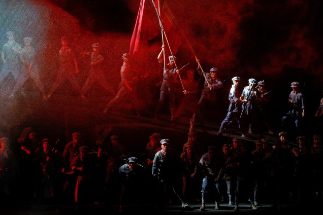 No Centro Nacional de Artes Performáticas, em Pequim, na China, atores ensaiam a ópera "Rio Jinsha" que conta a história de "O Exército Vermelho" na longa marcha na área tibetana em 1935, que completa 90 anos - 27/07/2017