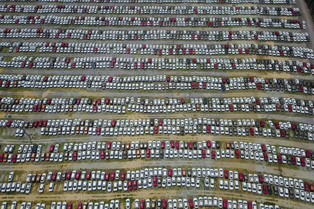 Foto aérea registra pátio com carros novos em uma fábrica de automóveis em Shenyang, na China - 17/07/2017