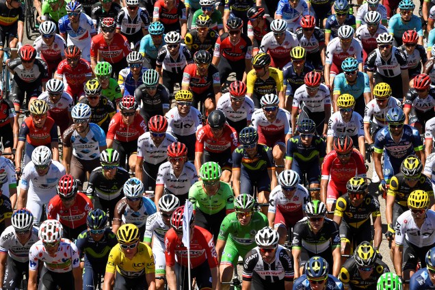 Competidores participam da quarta etapa da 104ª edição do Tour de France entre as cidades de Vittel e La Planche des Belles Fille, na França - 05/07/2017