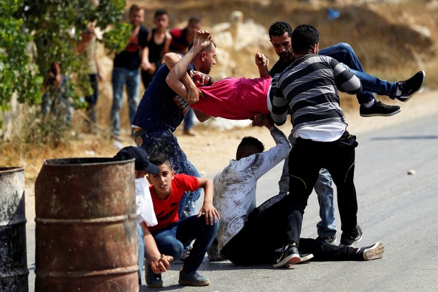 Manifestante palestino é ferido por tropas israelenses em confronto nos arredores do assentamento judeu de Beit El, em Ramallah - 24/07/2017