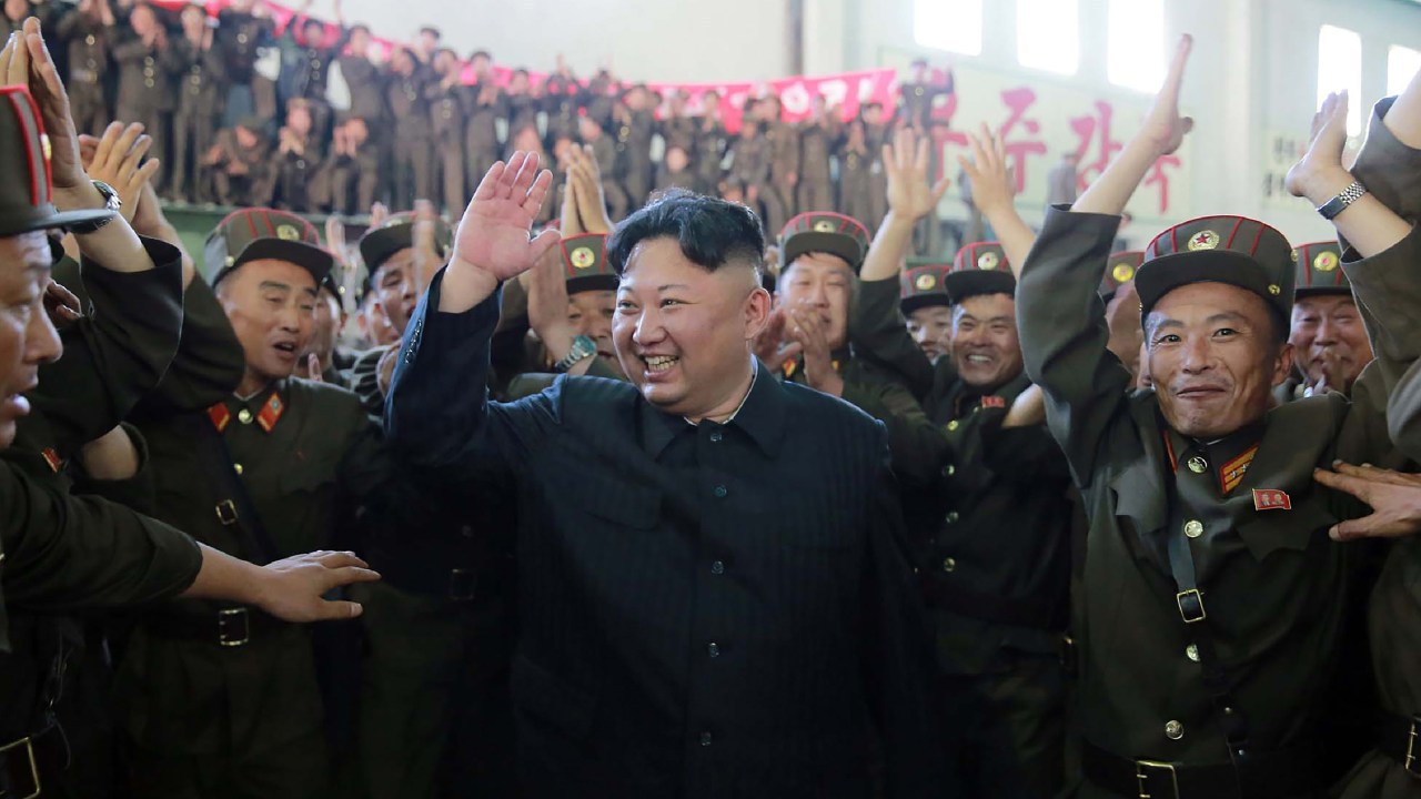 Imagens do dia - Kim Jong-Un comemora teste de míssil