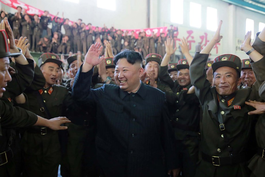 Imagem divulgada pela Agência Central Norte Coreana de Notícias (KCNA) mostra o ditador  Kim Jong-Un comemorando o teste-fogo bem sucedido do míssil balístico intercontinental Hwasong- 14 em um local não revelado - 05/07/2017