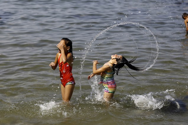 Meninas brincam em uma praia durante um dia quente de verão na Faixa de Gaza - 17/07/2017