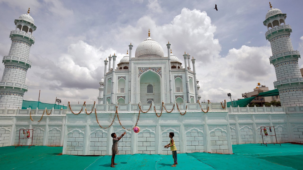 Imagens do dia - Crianças brincam com uma bola na Índia