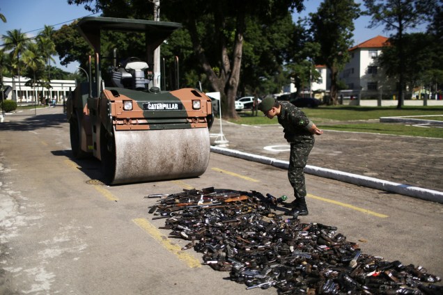 Destruição de armas apreendidas pela Polícia Federal, em parceria com o Exército Brasileiro, no Rio de Janeiro. Foram destruídas aproximadamente 5000 armas recolhidas nos últimos dois anos - 06/07/201