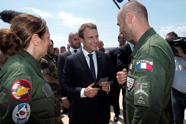 O presidente Emmanuel Macron visita a base militar de Istres, no sul de França, nesta quinta-feira (20)
