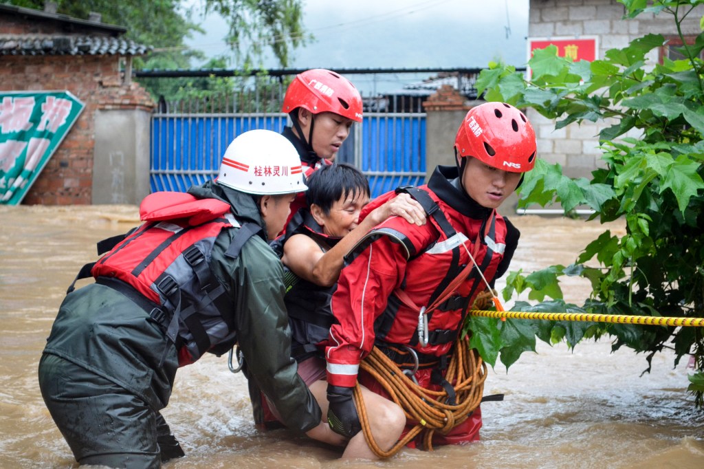 Imagens do dia - Enchentes no Sul da China