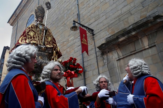 A estátua de São Firmino desfila nas ruas de Pamplona, ​​no norte da Espanha durante o festival que acontece todos os anos de 6 a 14 de julho, na Espanha - 07/07/2017