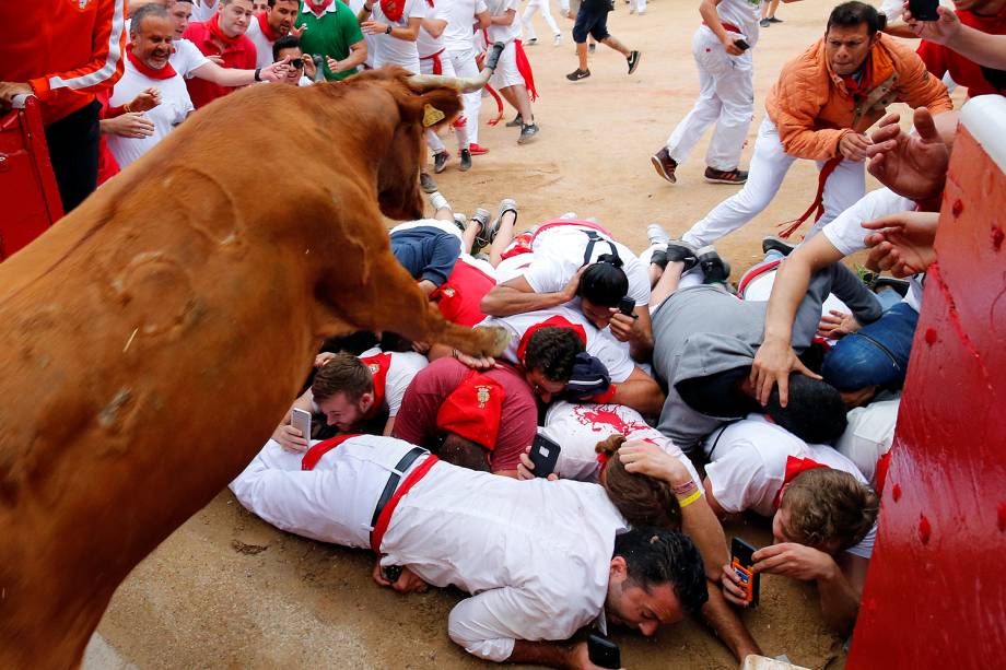 Um touro pula por cima de participantes durante o quinto dia da tradicional corrida de touros do Festival de São Firmino, na Espanha - 13/07/2017