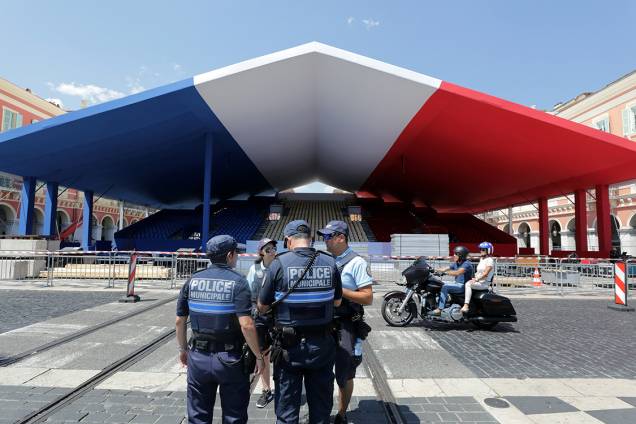 Policiais guardam praça decorada com as cores da França, poucos dias antes de cerimônia de homenagem às vítimas do ataque em Nice, um ano após o ocorrido - 12/07/2017 Policiais guardam praça decorada com as cores da França, poucos dias antes de cerimônia de homenagem às vítimas do ataque em Nice, um ano após o ocorrido - 12/07/2017