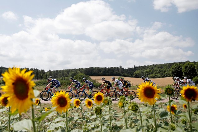 Ciclistas passam por Nuits Saint Georges, na França, durante a 104ª edição da competição Tour de France - 07/07/2017