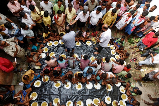 Indianos se alimentam em um campo para refugiados das enchentes, no distrito de Howrah, Bengala Ocidental, Índia - 28/07/2017