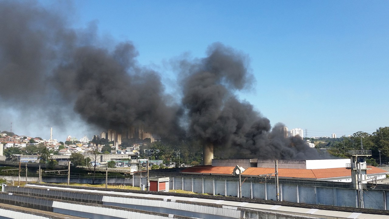 Imagens do dia - Incêndio no CDP de Pinheiros (SP)