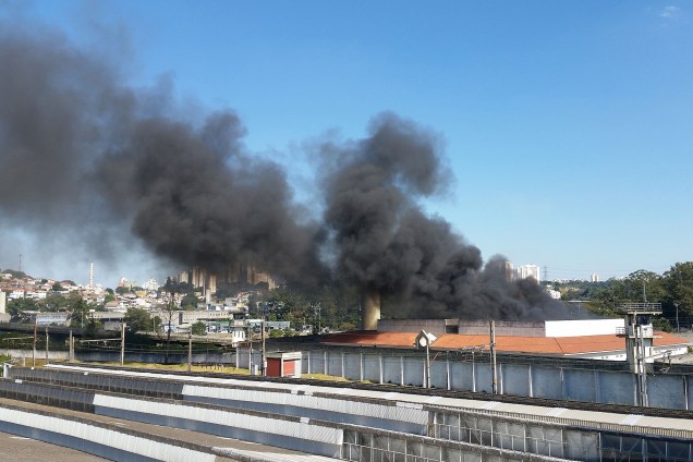 Presos em motim queimam colchões no pátio do Centro de Detenção Provisória (CDP) de Pinheiros, zona oeste de São Paulo - 24/07/2017