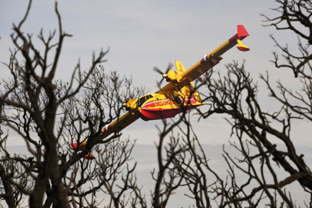 Um avião do corpo de bombeiros tentar conter o incêndio florestal em Bormes-les-Mimosas, no sudeste da França - 27/07/2017