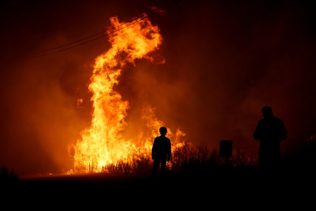 Bombeiros trabalham para conter as chamas de um incêndio florestal na vila de Macau, perto de Castelo Branco, em Portugal - 27/07/2017