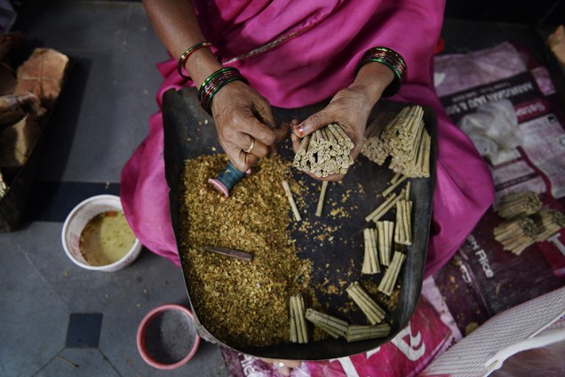 Trabalhadora manipula tabaco e produz cigarros em uma feira na cidade de Nizamabad, na Índia - 17/07/2017