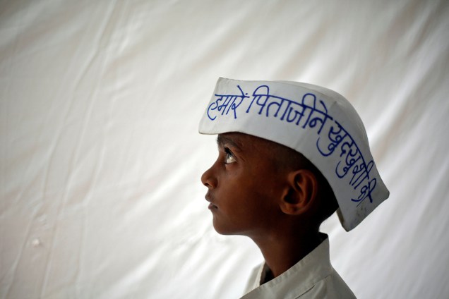 Garoto posa com chapéu em protesto de fazendeiros em Nova Délhi, na Índia, exigindo do governo maior apoio e menos impostos - 19/07/2017
