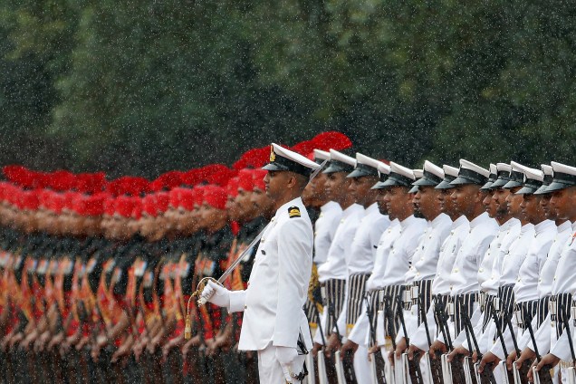 Soldados ficam em pé na chuva durante a posse do presidente indiano Ram Nath Kovind - 25/07/2017