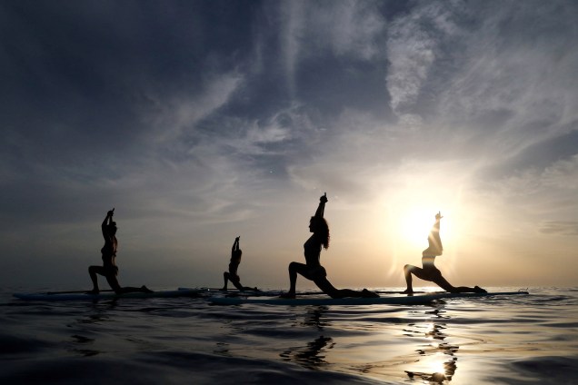 Pessoas praticam yoga na costa do Mar Adriático em Verudela, na Croácia - 10/07/2017
