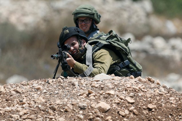 Soldados israelenses se posicionam em um banco de areia em Ramallah - 19/07/2017
