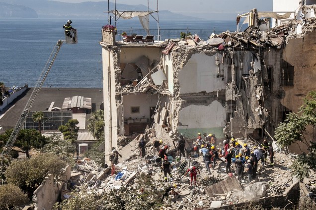 Bombeiros vasculham os escombros em busca de oito desaparecidos depois que dois andares desabaram em um pequeno prédio de quatro andares em Torre Annunziata, cidade perto de Nápoles na Itália - 07/07/2017