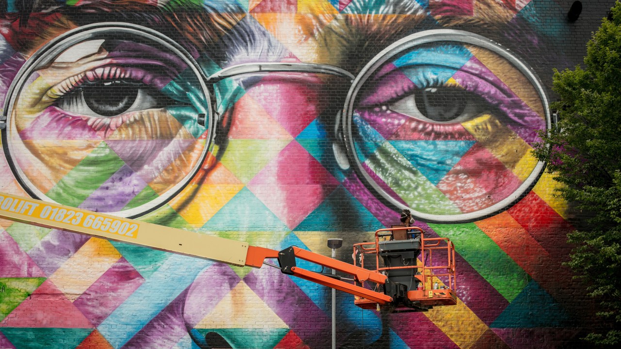Imagens do dia - Kobra faz grafite John Lennon em Bristol na Inglaterra