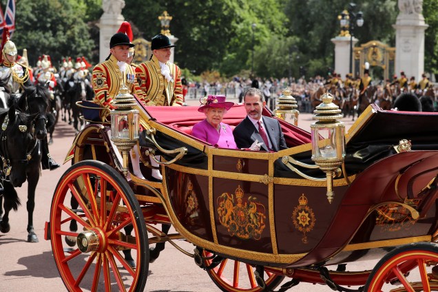 No centro de Londres a rainha britânica Elizabeth anda de carruagem com o rei espanhol Felipe. Ele e sua mulher, rainha Letizia, iniciaram uma visita à Grã-Bretanha nesta quarta-feira - 12/07/2017