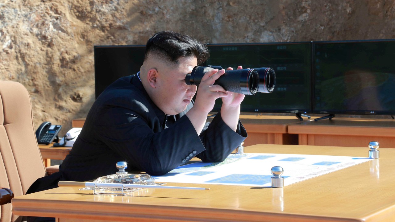 Kim Jong Un acompanha teste com míssil na Coreia do Norte