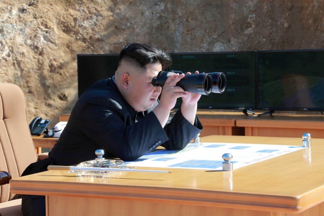 O ditador norte-coreano Kim Jong Un observa o teste-fogo com o míssil balístico intercontinental Hwasong-14 em imagem divulgada pela Agência de Notícias da Coreia do Norte (KCNA) em Pyongyang - 04/07/2017