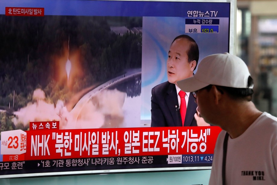 Homem assiste no telejornal o teste de mísseis balísticos da Coreia do Norte, em uma estação ferroviária em Seul, Coreia do Sul - 04/07/2017