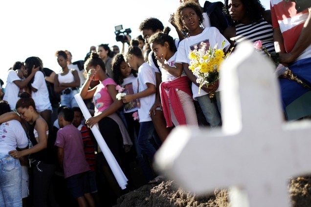 Parentes e amigos comparecem ao funeral da menina Vanessa dos Santos, de 10 anos, no Cemitério de Inhaúma, na Zona Norte do Rio de Janeiro. A menina foi morta com um tiro na cabeça durante um tiroteio na comunidade Boca do Mato, no Complexo do Lins de Vasconcelos - 06/07/2017