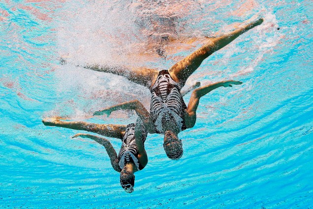 O dueto da Grécia durante a competição de natação sincronizada, no Campeonato Mundial de Esportes Aquáticos, em Budapeste, na Hungria - 20/07/2017