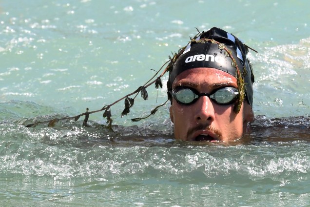 O medalhista de bronze italiano Mario Sanzullo, cruza a linha de chegada durante o evento misto de natação em águas abertas de equipe de 5 km, no Campeonato Mundial FINA em Balatonfuered - 20/07/2017