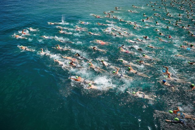 Nadadores dão o início no evento anual de natação cruzada do Lago de Zurique, na Suíça. Os participantes percorreram um percurso de 1.500 metros - 05/07/2017