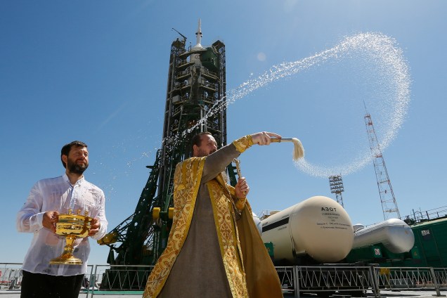 Padre ortodoxo realiza uma benção em frente a nave espacial Soyuz MS-05, na plataforma de lançamento antes do seu próximo vôo, no Cosmódromo de Baikonur, no Cazaquistão - 27/07/2017