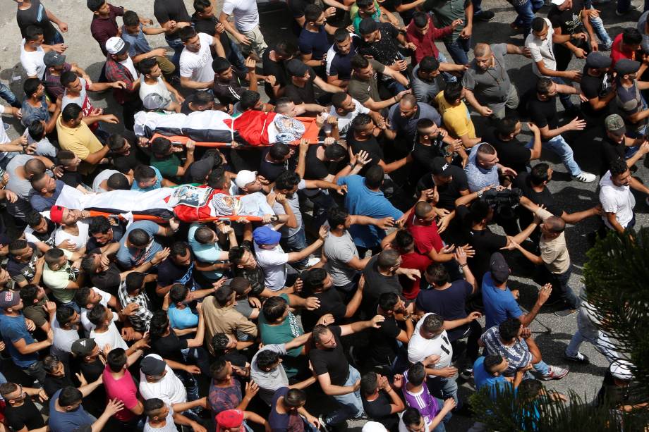 Palestinos carregam corpos e fazem homenagem aos mortos durante funeral na cidade de Jenin - 12/07/2017
