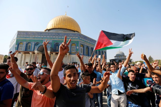 Com a Cúpula da Rocha ao fundo, palestinos comemoram a saída das forças israelenses que impediam a entrada de fiéis na mesquita, de al-Aqsa em Jerusalém - 27/07/2017
