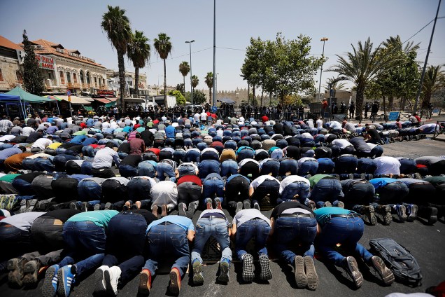 Muçulmanos rezam na rua diante de policiais em Jerusalém após restrição na Esplanada das Mesquitas - 28/07/2017