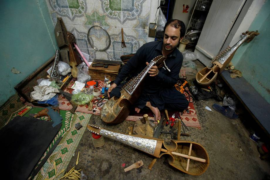 Artesão confecciona instrumentos musicais artesanalmente em uma feira na cidade de Peshawar, no Paquistão - 12/07/2017