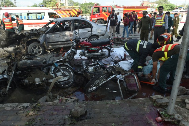 Equipe de resgate retira corpos após um incidente com um homem-bomba em Lahore, no Paquistão. A explosão matou pelo menos vinte pessoas e deixou dezenas de feridos - 24/07/2017