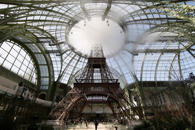 Uma réplica gigante da torre eiffel é construída no Grand Palais, em Paris, onde acontecerá o desfile de inverno da Chanel pelo estilista Karl Lagerfeld, de sua coleção 2017/2018 - 04/07/2017